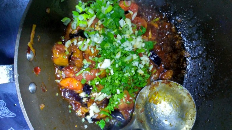 西红柿烧茄子,出锅前撒入香菜，大蒜，翻炒均匀出锅