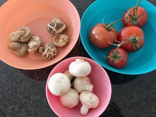 西红柿炖双菇椰浆汤,装备食材：西红柿+口菇+干花菇，