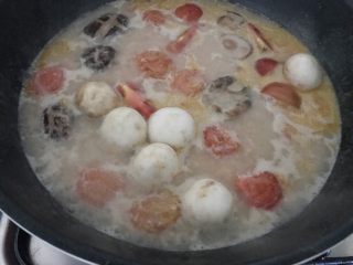 西红柿炖双菇椰浆汤,再加剩下的三分子一的西红柿和口菇进来，继续煮2分钟，