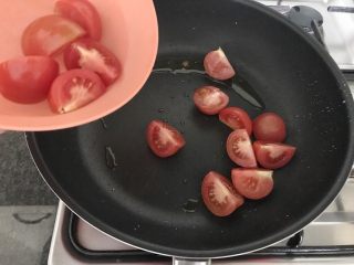 西红柿炖双菇椰浆汤,油温5-6成熟时将三分子二的西红柿加进来，留三分子一的西红柿在碗里，