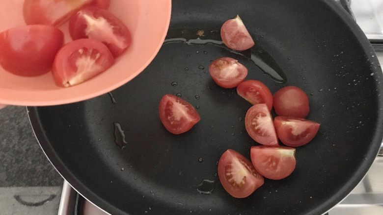 西红柿炖双菇椰浆汤,油温5-6成熟时将三分子二的西红柿加进来，留三分子一的西红柿在碗里，