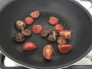 西红柿炖双菇椰浆汤,西红柿出香味，再把花菇加进来，
