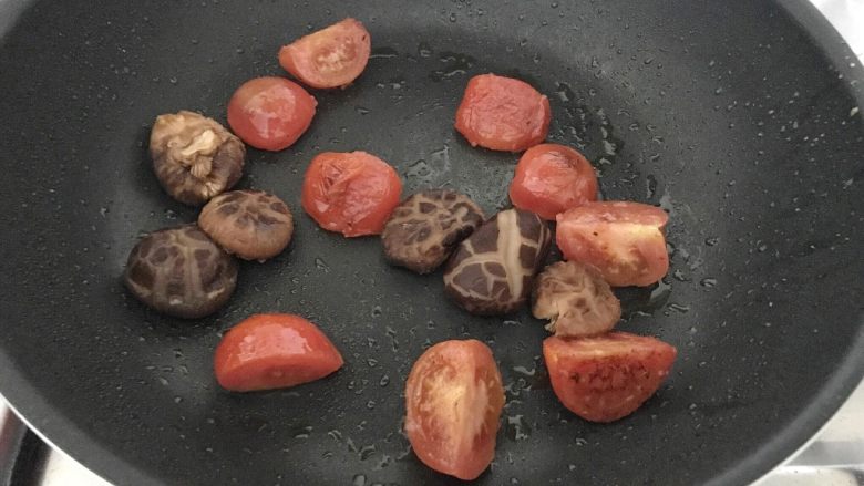 西红柿炖双菇椰浆汤,西红柿出香味，再把花菇加进来，