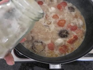 西红柿炖双菇椰浆汤,加少许白胡椒粉调味，搅拌均匀就可以关火了！