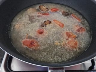 西红柿炖双菇椰浆汤,煸炒1-2分钟，再把水加进来，大概3小碗的样子，