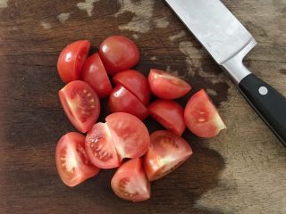 西红柿炖双菇椰浆汤,再来切西红柿，切块，