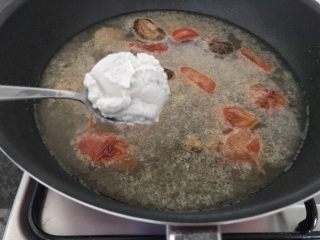 西红柿炖双菇椰浆汤,水开后，加3小勺椰浆进来，继续煮7-8分钟，