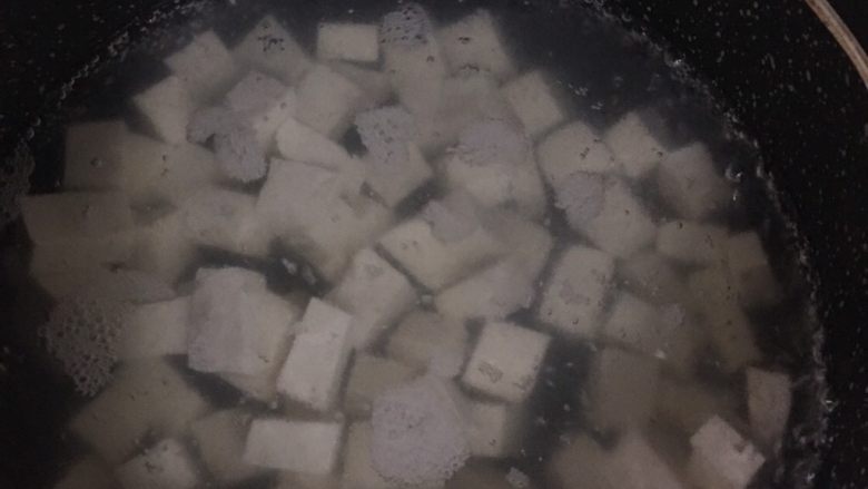 番茄豆腐  宝宝辅食7M+,锅里烧水，水开后放入豆腐煮一分钟，煮好后捞出备用