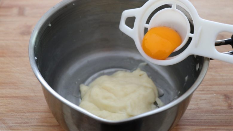 舒芙蕾,蛋黄加入到已经凉下来的牛奶糊中，搅拌均匀；
