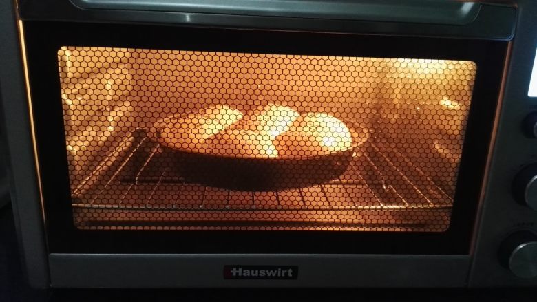 无油花生酱面包,放烤箱中下层烘烤。