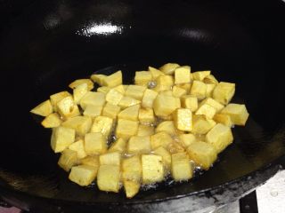 快手咖喱土豆炖牛肉,不粘锅加适量油烧至3成热，倒入土豆丁煎至微黄