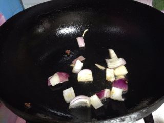 快手咖喱土豆炖牛肉,原锅下入1/3的洋葱块炒出香味