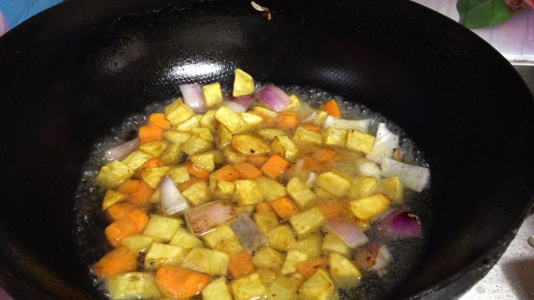 快手咖喱土豆炖牛肉,倒入土豆丁和胡萝卜丁，加适量水煮开