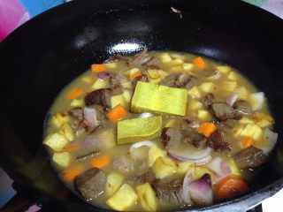 快手咖喱土豆炖牛肉,关小火，加入咖喱块