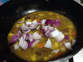 快手咖喱土豆炖牛肉,最后加入香葱块煮开即可