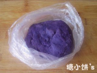 低糖低油【紫薯冰皮月饼】,去皮后放入保鲜袋内用手碾碎