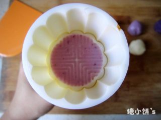 低糖低油【紫薯冰皮月饼】,取一点点步骤6的紫色面团压入50G一个（10头）的月饼模具的花纹中作为配色