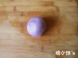 低糖低油【紫薯冰皮月饼】,混合好的紫色面团会比较软