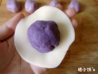 低糖低油【紫薯冰皮月饼】,步骤4做好的冰皮面团分成15G一个，紫薯泥分成35G一个。将薯泥包入冰皮中