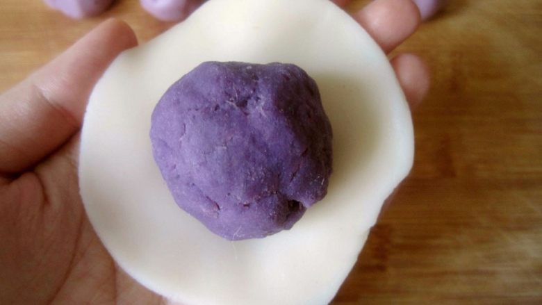 低糖低油【紫薯冰皮月饼】,步骤4做好的冰皮面团分成15G一个，紫薯泥分成35G一个。将薯泥包入冰皮中