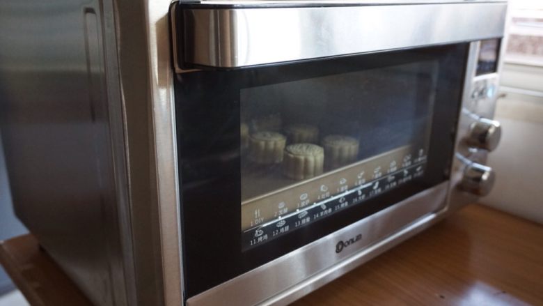 蛋黄豆沙月饼,放入已经预热到190度的东菱K40C烤箱，烘烤5分钟定型取出。