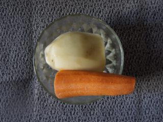 最简易焗饭,土豆胡萝卜洗干净削皮在洗干净