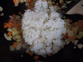 最简易焗饭,等土豆稍微熟透加入米饭