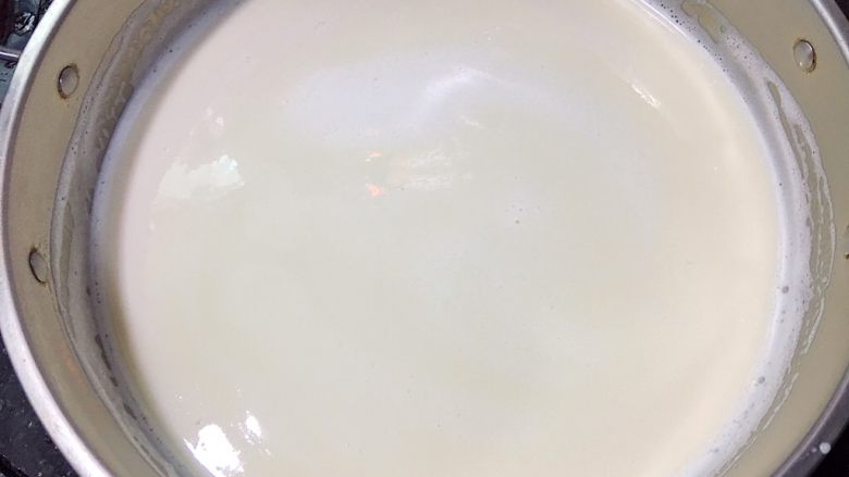 广式甜豆花,过滤后的豆浆去掉浮沫