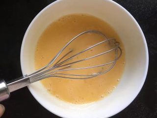 西红柿杂蔬炒饭,打一个鸡蛋在碗里，放一点盐，顺着一个方向搅拌均匀。