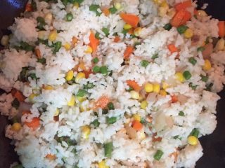 西红柿杂蔬炒饭,加入剩米饭，把米饭用锅铲打散，加适量盐、生抽快速翻炒，以免粘锅