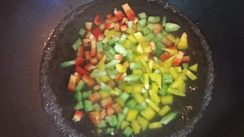西红柿杂蔬炒饭,最后把三色椒焯不到一分钟就捞出，记住是不到一分钟哦，这个软了就不好了，黄瓜和西红柿不用焯水的。