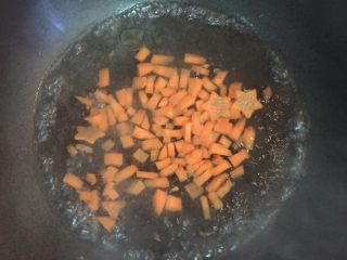 西红柿杂蔬炒饭,红萝卜焯大约一分钟捞出