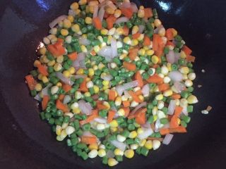 西红柿杂蔬炒饭,然后倒入焯好的玉米粒、豆角、红萝卜翻炒一分钟左右