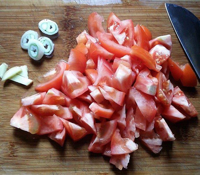 #百搭西红柿#西红柿鱼片汤,葱姜、西红柿切好备用