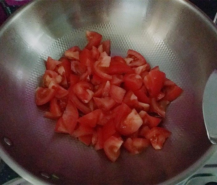 #百搭西红柿#西红柿鱼片汤,倒入西红柿、干煸出汁