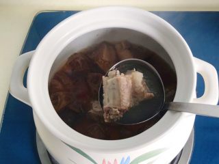 松茸花菇枸杞排骨汤,等高压锅里的排骨炖好倒进砂锅