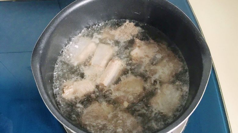 松茸花菇枸杞排骨汤,水开后再煮一会，直到出现泡沫状的漂浮物关火