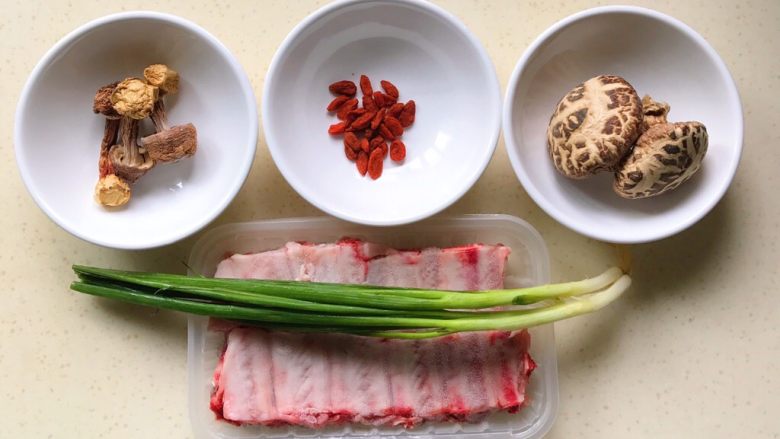 松茸花菇枸杞排骨汤,准备好食材