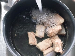 松茸花菇枸杞排骨汤,在水里冲洗干净