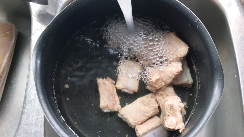 松茸花菇枸杞排骨汤,在水里冲洗干净