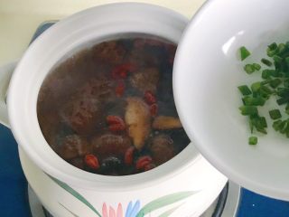 松茸花菇枸杞排骨汤,撒上葱花，完成