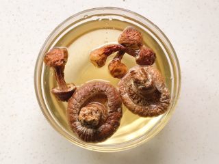 松茸花菇枸杞排骨汤,泡发的松茸、花菇（用温水可以缩短浸泡的时间）