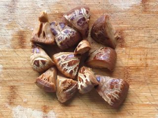 松茸花菇枸杞排骨汤,将泡好的花菇切开，如图