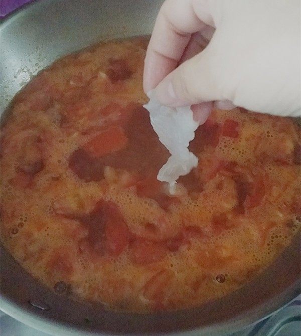 #百搭西红柿#西红柿鱼片汤,汤开后转小火，将鱼片一片片地放入锅中