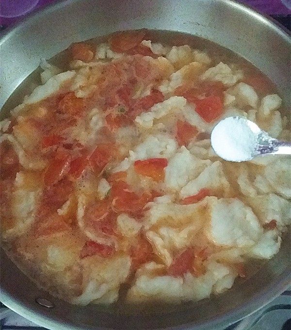 #百搭西红柿#西红柿鱼片汤,调入食盐
