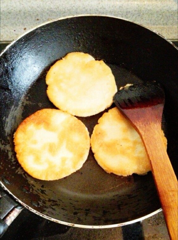 外酥里糯的土豆莜面饼,煎至两面金黄，出锅装盘。我的平底锅有点小，我一次只煎了三个。