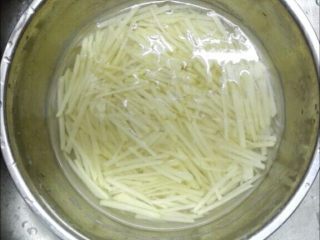 青椒土豆丝,土豆丝放冷水里洗一下，洗掉淀粉，捞出备用