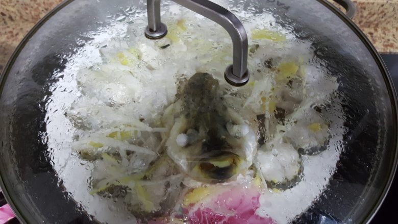 清蒸鱼,15．蒸锅中放水煮开后把鱼放入，大火蒸6分钟不揭盖，焖2-3分钟即可。