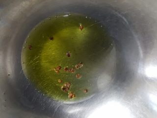 清蒸鱼,19．另起油锅，加入橄榄油与花椒粒，加热至花椒粒散出香味变色即可，将花椒粒盛出丢弃。