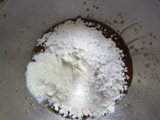 广式月饼~五仁馅儿,5．放入中筋面粉和奶粉，拌匀后室温醒发2-3小时。